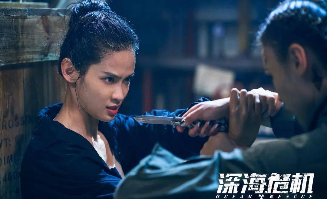 屈菁菁专访|为拍摄《深海危机》锻炼肌肉_生活_角色_运动