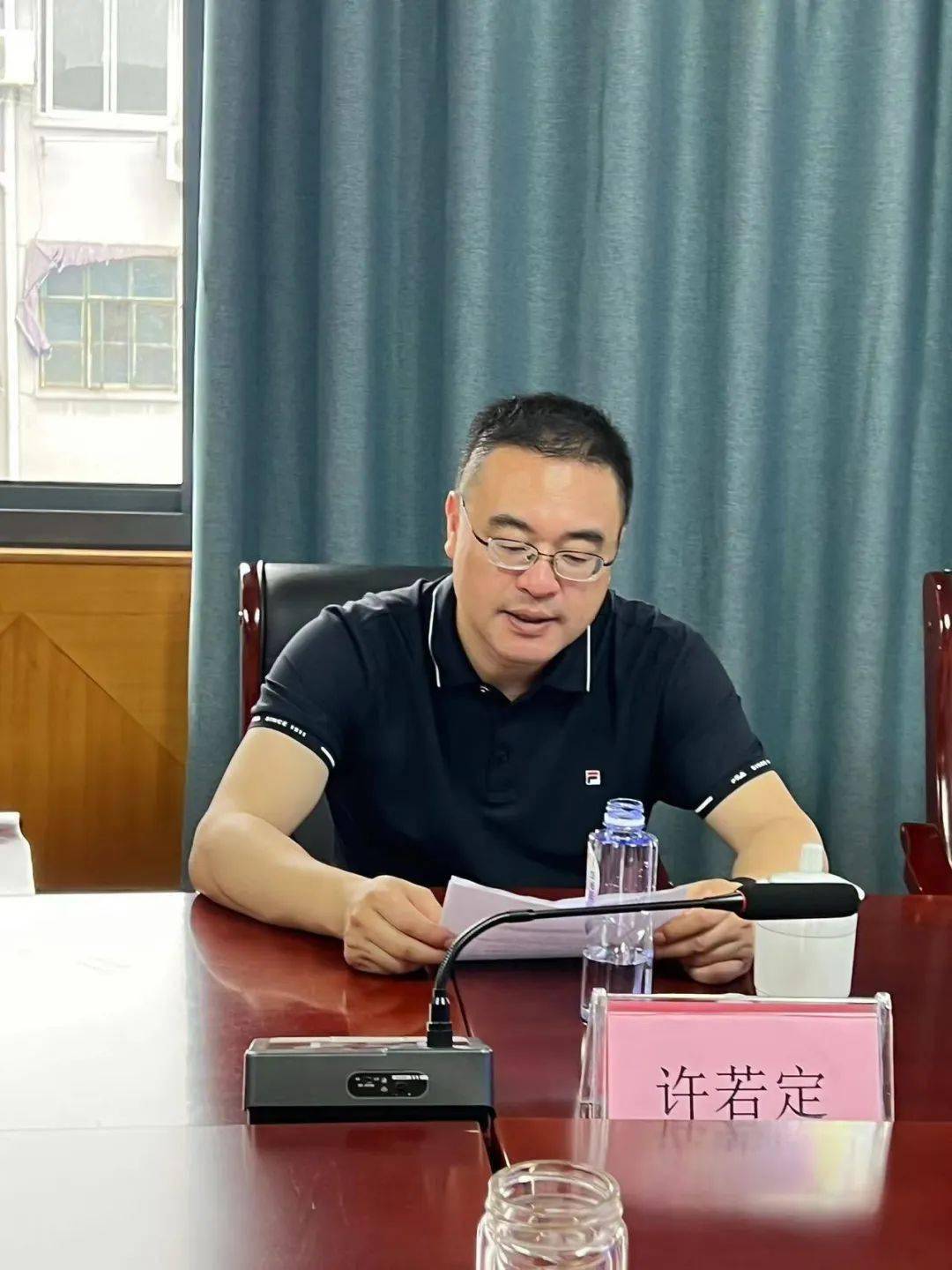 秦向东宣读了关于同意将市电影公司,市利业公司转至市文投公司的批复