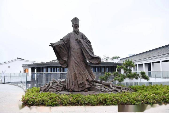 阳明故里位于绍兴西小河历史街区东面,主要由阳明故居,阳明纪念馆
