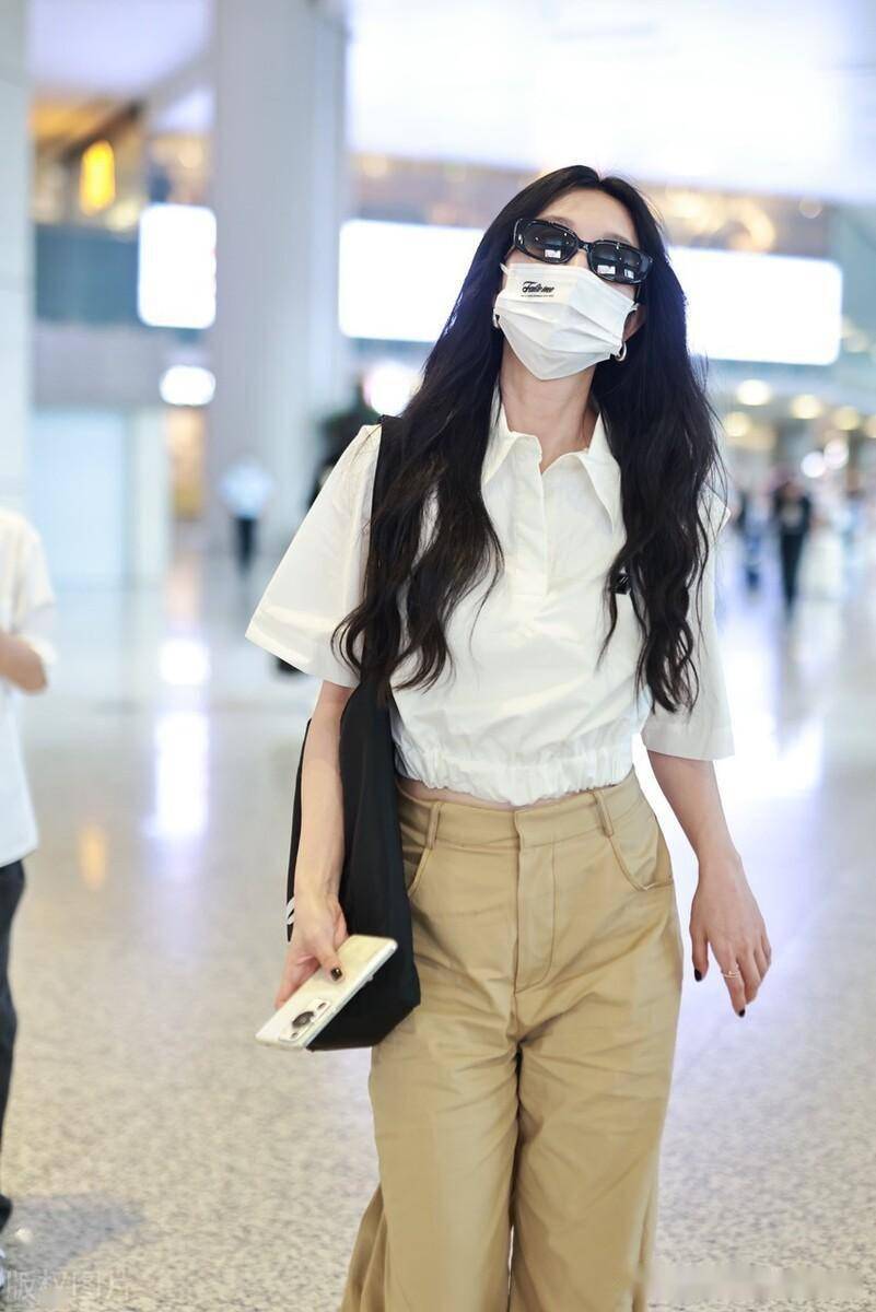 街拍:张俪白色短衬衫 卡其色阔腿裤 墨镜清爽干净_机场_上海
