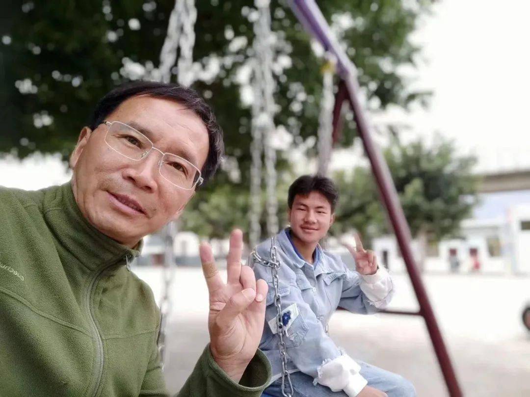 他是螃蟹小学的"赵爸"_赵红明_孩子_子聪