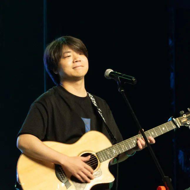 ""再喝一杯你最爱的酒,随后,白玛列珠以一首藏语歌《雪莲》和一首来自