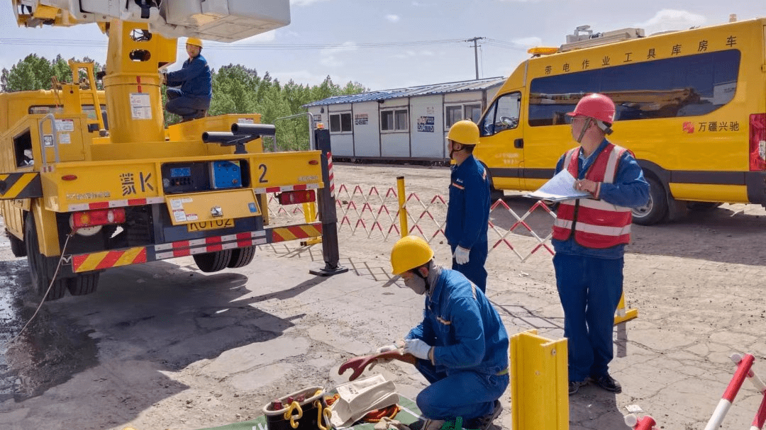 带电作业优服务 凝心聚力谋发展_工作_监护人员_进行