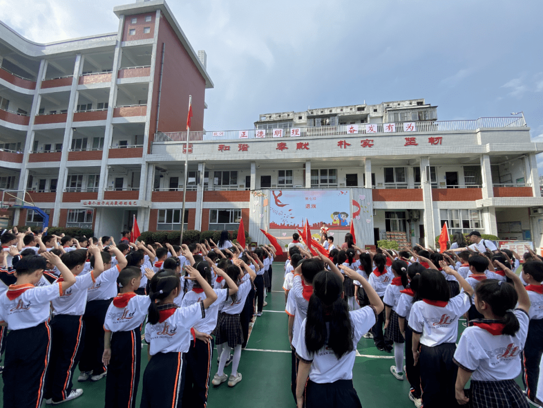 學習二十大 爭做好隊員丨邵武市各少先隊組織開展新隊員入隊儀式_少先