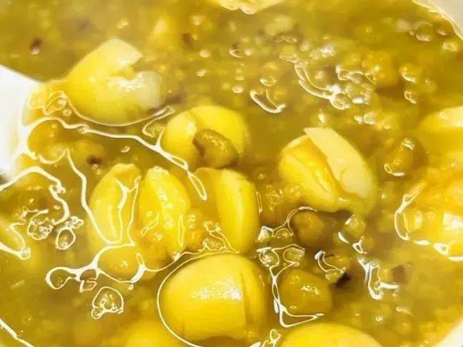 四,莲子绿豆小米粥2,接着加入足量的清水,盖上盖子煮一个小时左右.