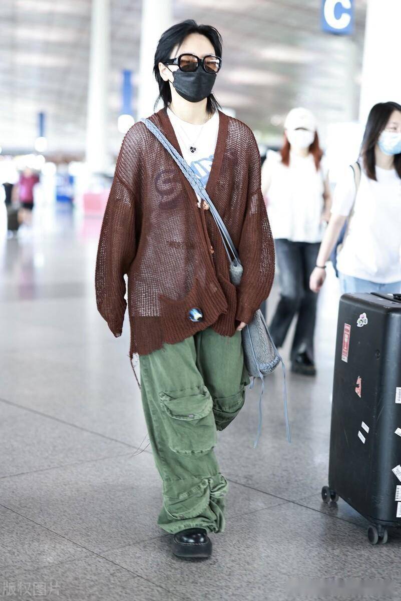 周笔畅现身北京机场,引路人围观拍照