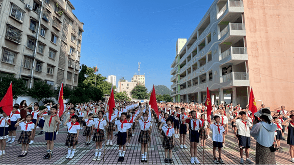 逐梦心向党 领巾齐飞扬——柳州市东环路小学少先队入队仪式_少先队员