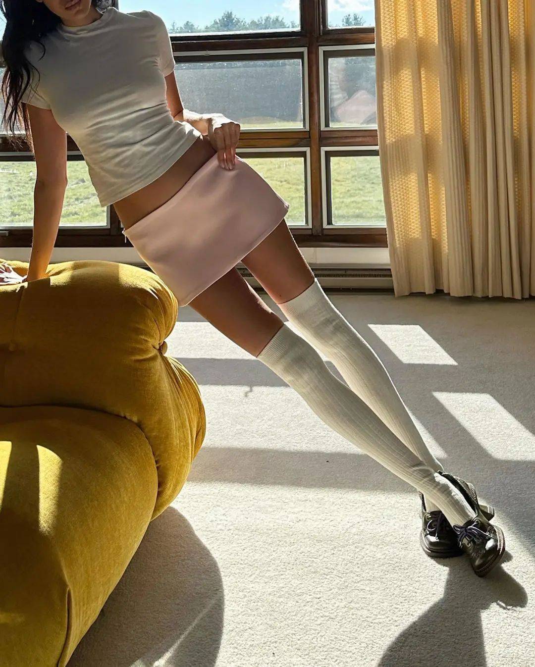 这个女生叫小美,她对白色棉袜已经痴迷到了上瘾的程度……_造型_袜子