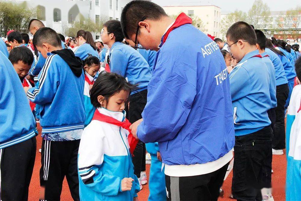 海晏县祁连山小学庆"六一"活动侧记_入队_少年_同学
