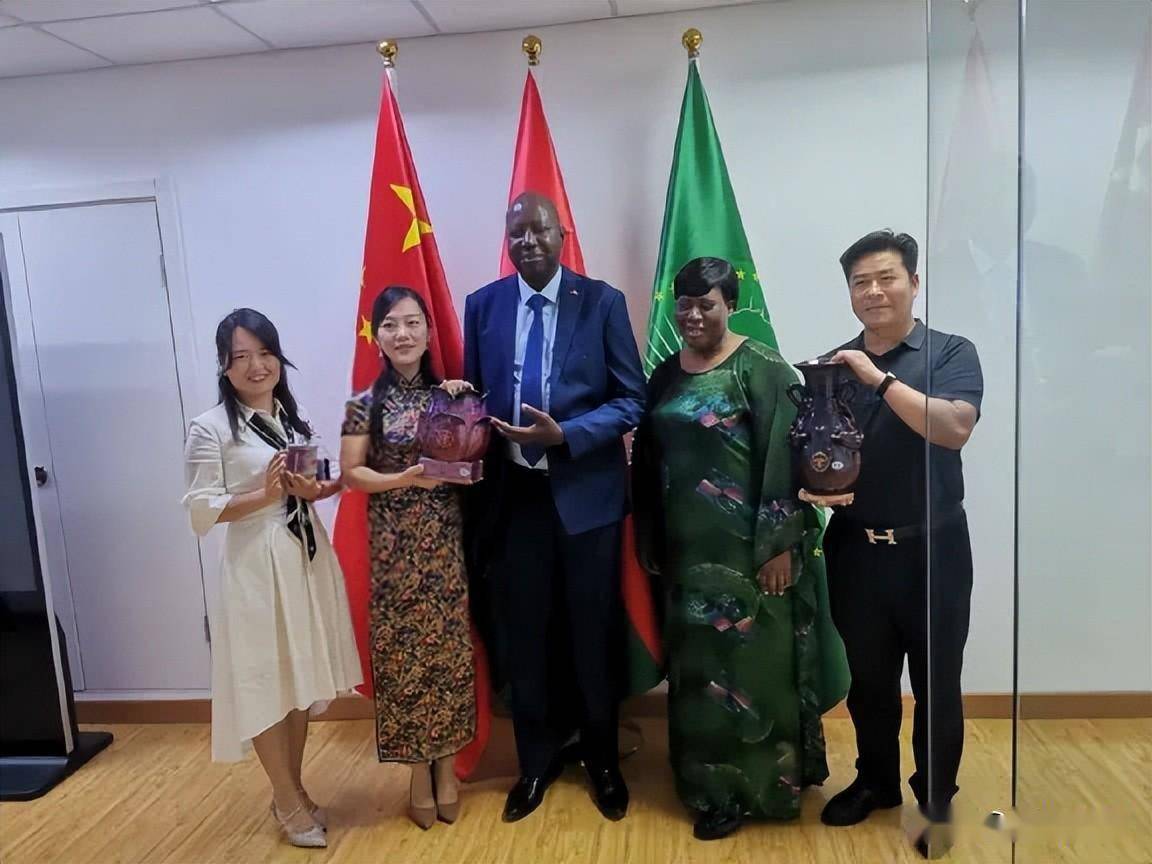 近日,中国与布基纳法索建交五中年的友谊会在北京燕莎凯宾斯基大酒店