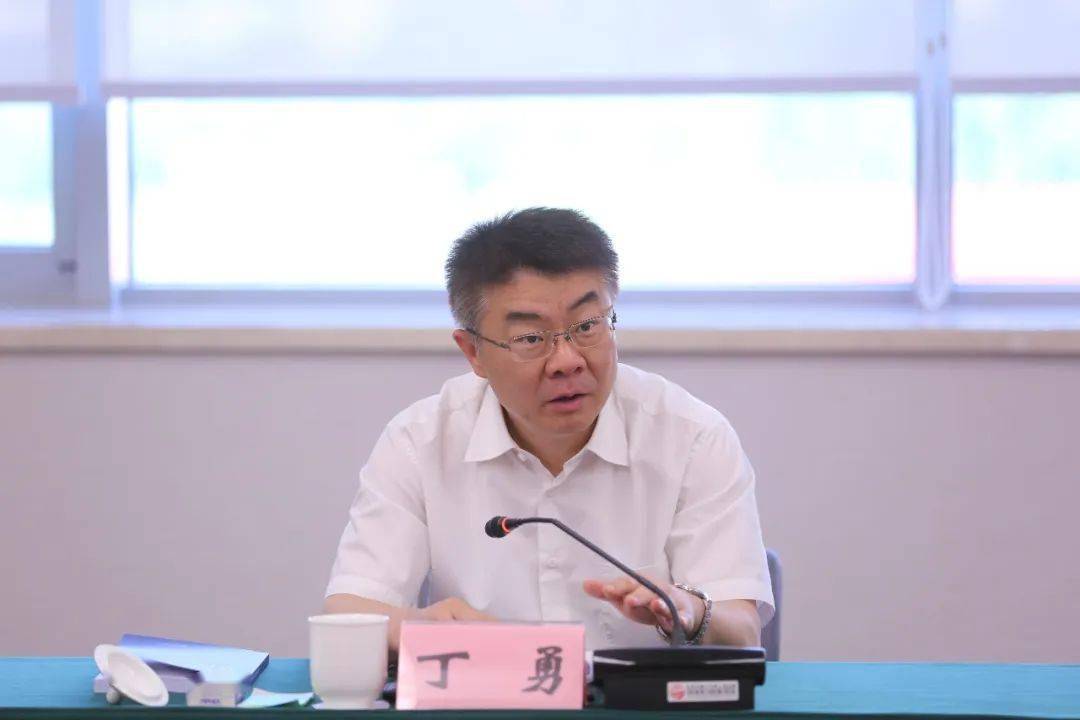 北京市商务局党组书记,局长丁勇表示,要围绕发展和安全,进一步健全
