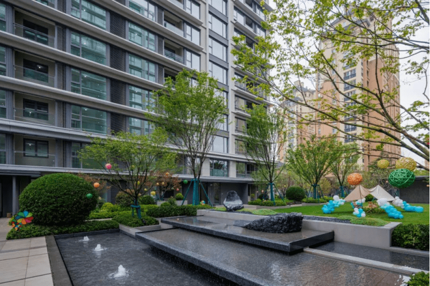 活动现场,当业主家人踏入绿城·青岛汀岚园区,便不自觉地被眼前的建筑