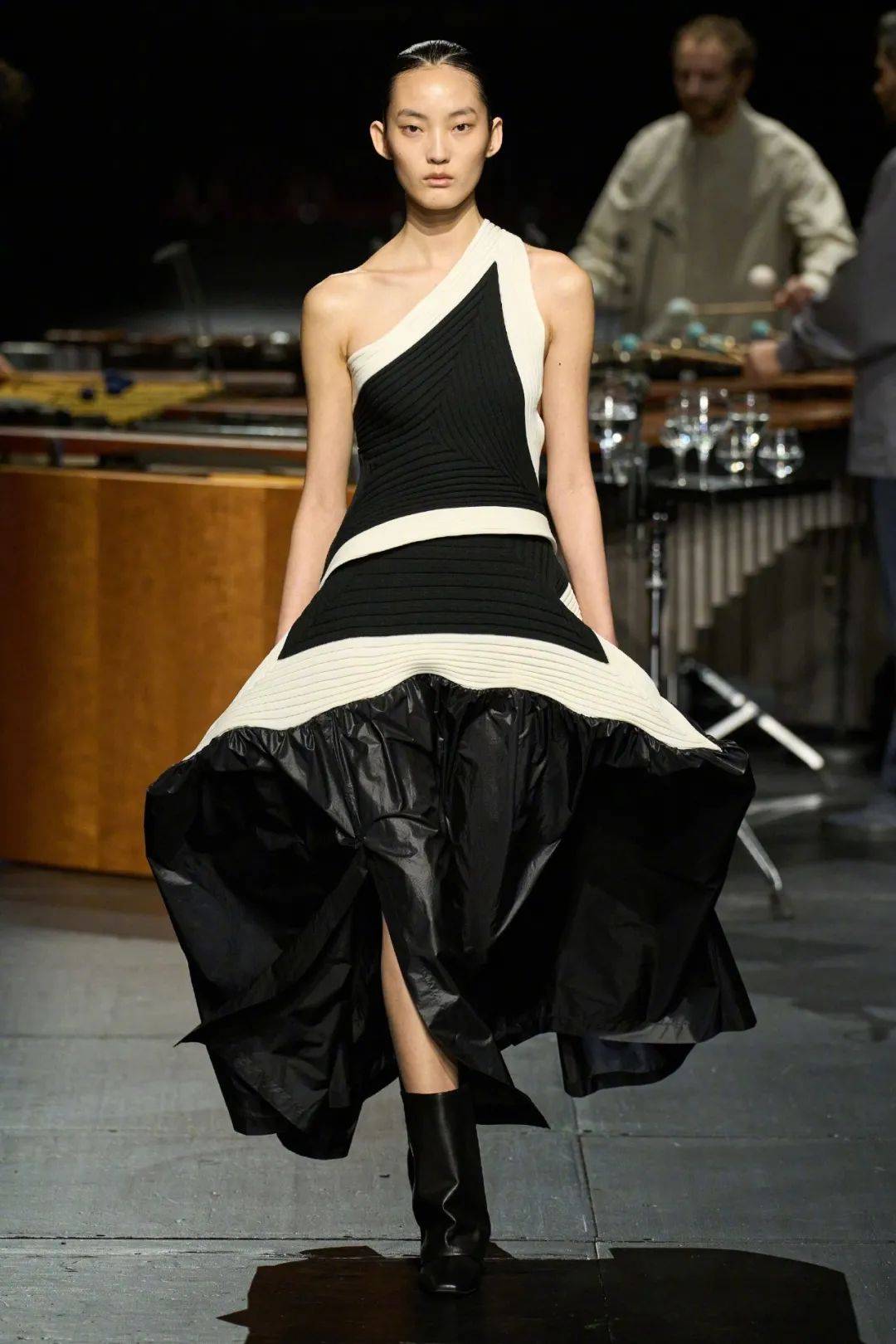 量感褶皱打造时装层次之美_服装_miyake_issey