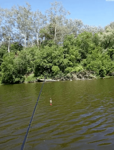 防止铅皮因为抽杆子过猛铅皮抽开的方法:剪一段自行车气门芯,2-3毫米