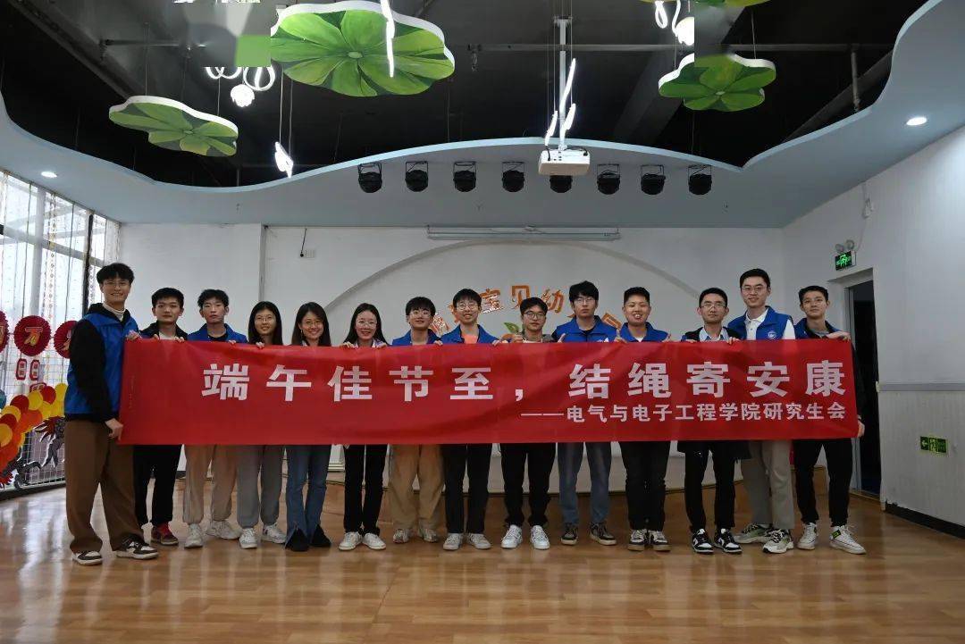 1端午习俗知多少活动开场,由吴逸桐同学担任科普小课