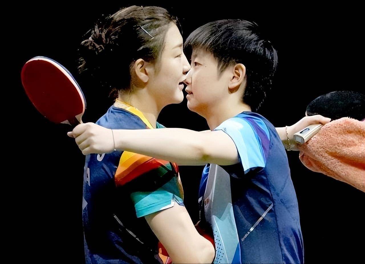 孙颖莎4年磨一剑,4-1打哭日本伊藤美诚,4-2战胜陈梦世乒赛夺冠_决赛