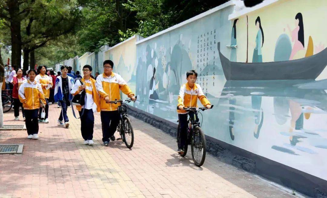 东港区… …墙壁上散发"书香"学校街景会"说话"更多新闻 尽在"东港