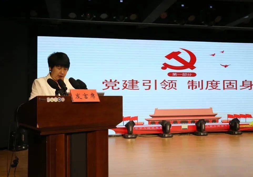 宁城县特殊教育学校校长闫凤珍代表各特校作教师队伍培养工作的经验