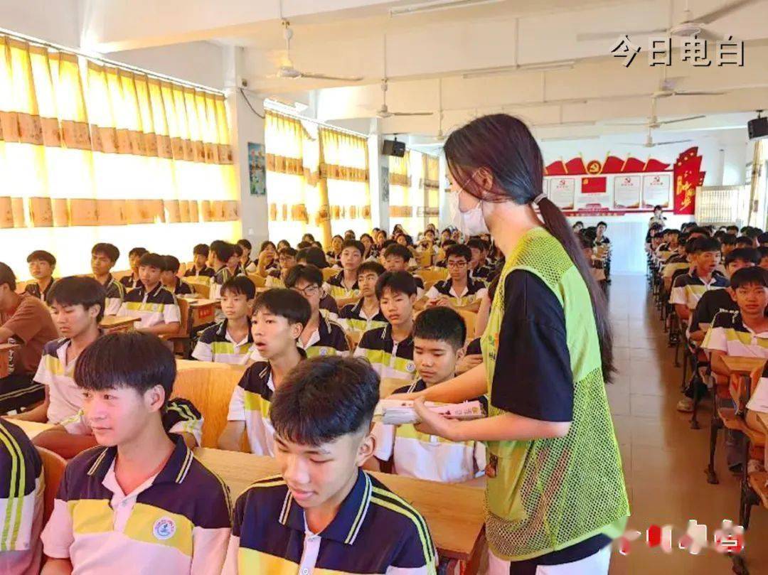 6月2日,观珠镇禁毒办组织禁毒专员,禁毒社工走进观珠中学开展"