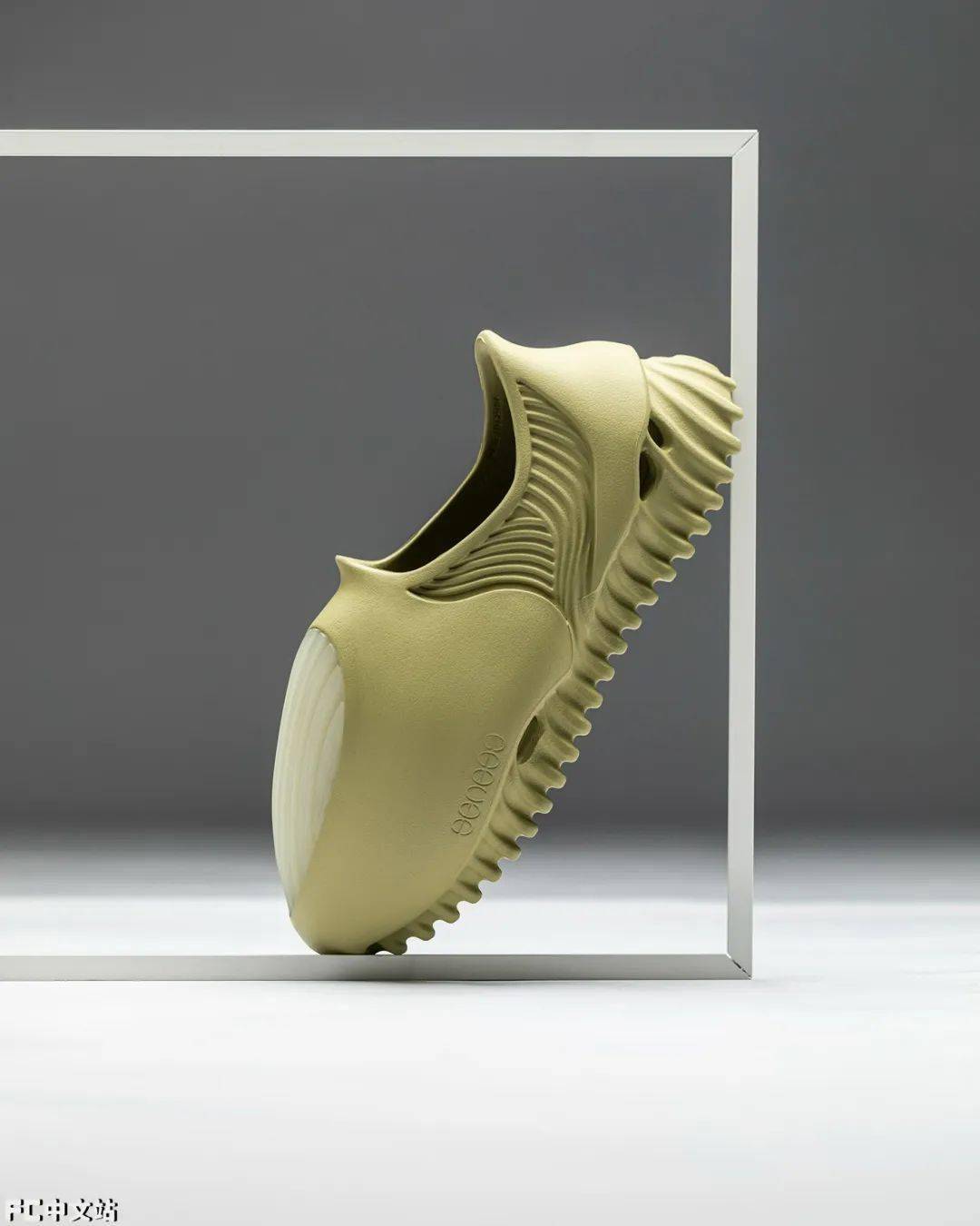 明星都在穿的「鲸鱼鞋」!小姐姐露腿穿真长!_大地_设计_熊猫