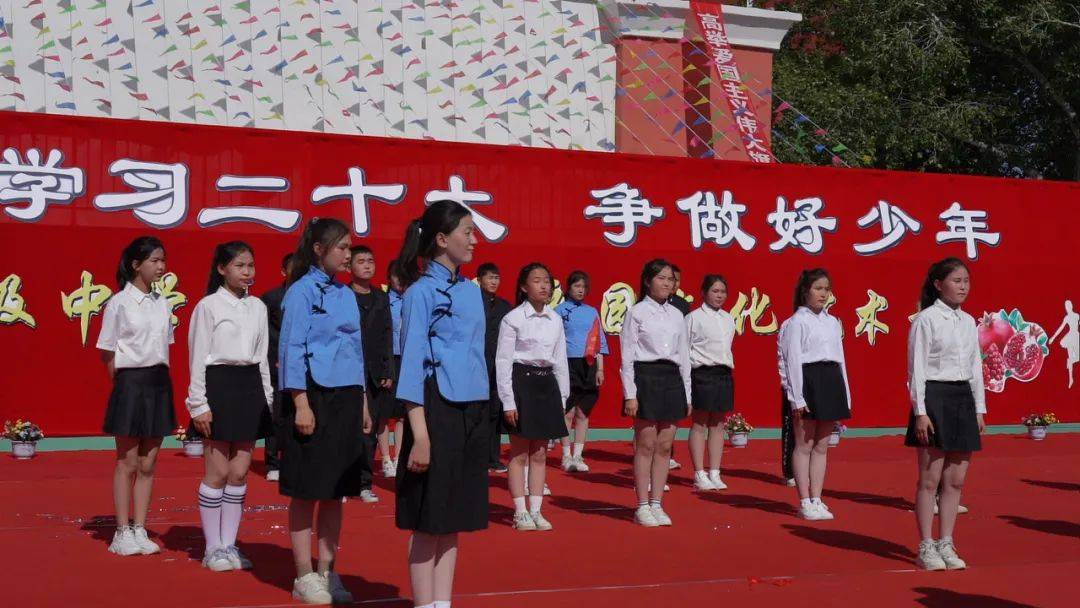 文化润疆丨激扬青春 "艺"彩纷呈——吉木乃县初级中学举办"小小石榴籽