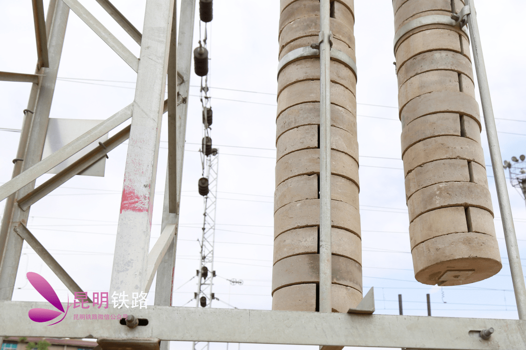 挂在铁路接触网杆上的"杠铃片"是干嘛用的?_线路_配重_补偿