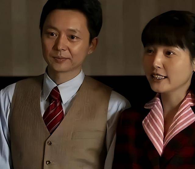 演员刘奕君:带着儿子再婚,中年得女后,与儿子一起将她宠成公主_表演
