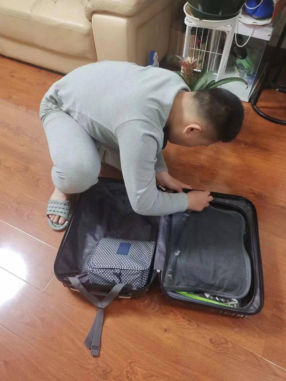 8金泽霖整理好床铺,看似容易,其实是一项需要耐心的劳动