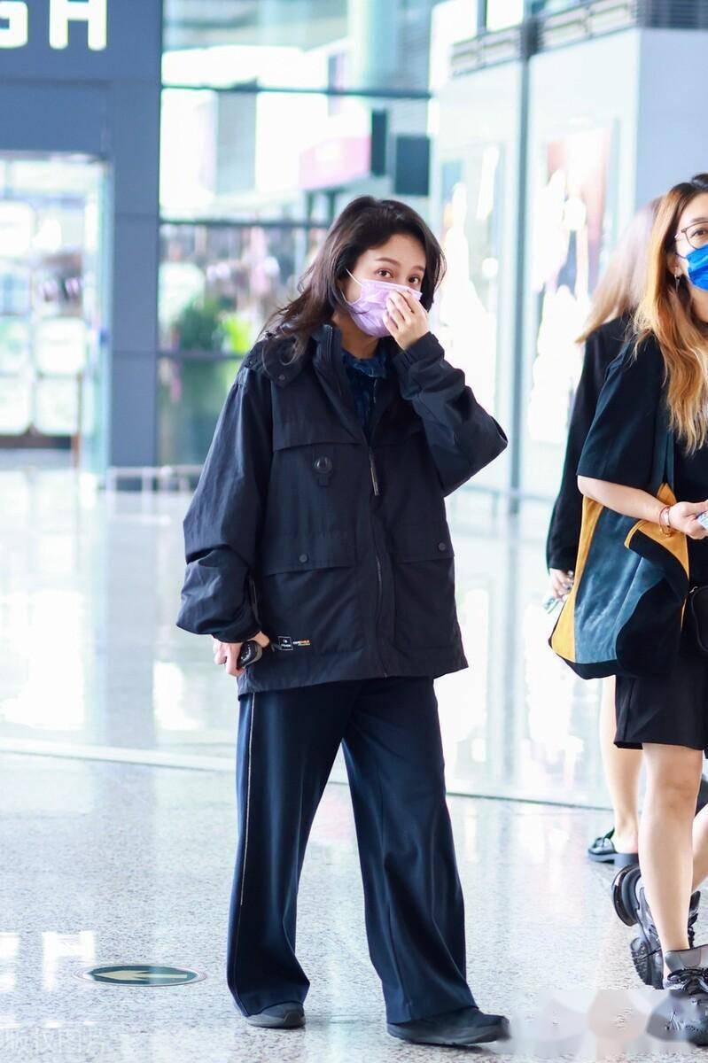詹雯婷现身上海机场,身穿黑色外套随性低调