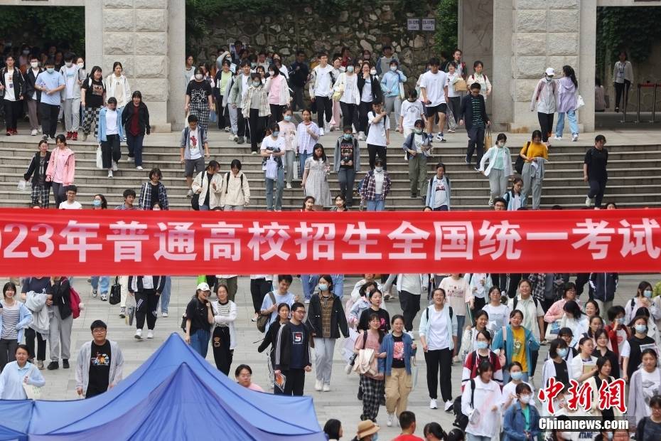 2023年全国高考首场考试结束_中新社_考生_考点