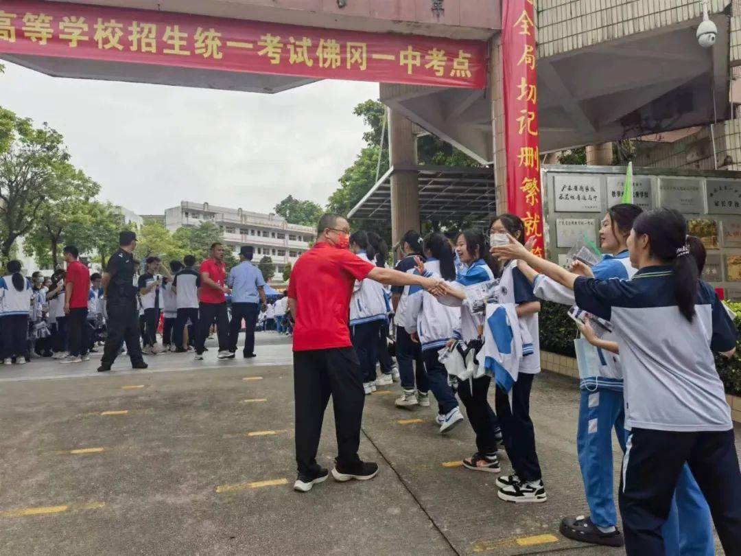 老师组织佛冈中学考生有序上车,前往佛冈一中考场.