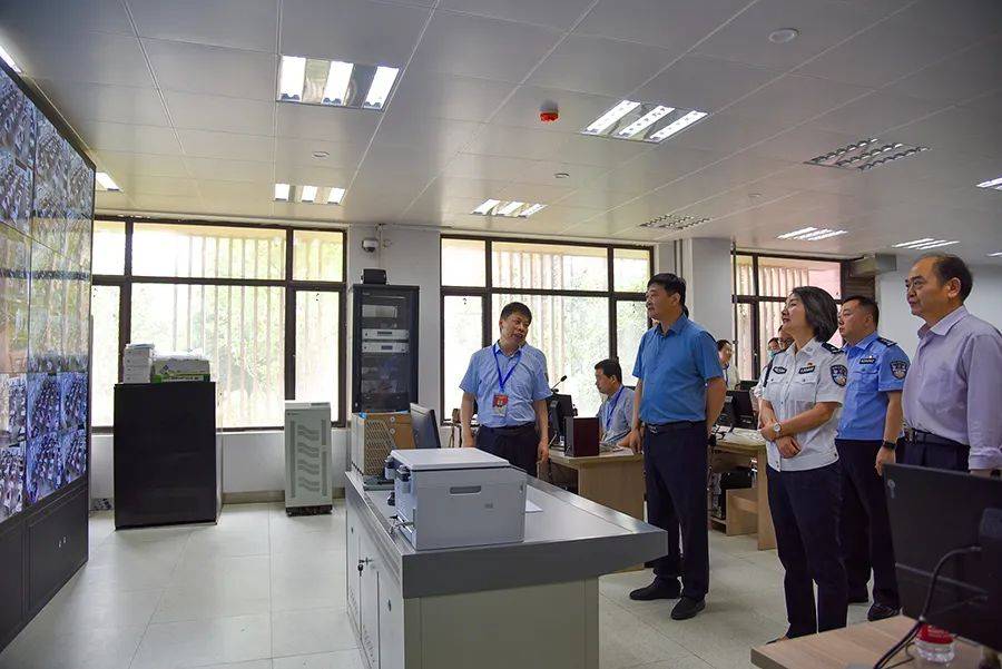 在不影响考生的情况下,李胜平,韩春晓一行先后来到汝州市一高,二高