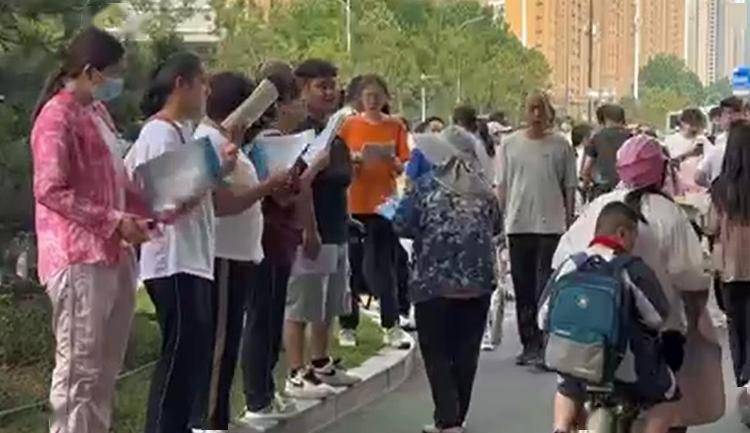 大妈在高考考场外发复读传单被指“晦气”，校方：系个别老师雇请，已紧急叫停（复读读老妈已被拿下有图）
