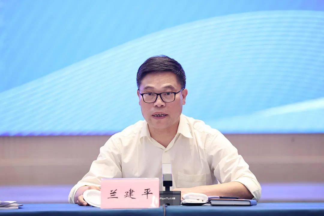 左右滑动查看更多郁建兴,兰建平,秦朔,姜铁英4位专家学者在发言中对我