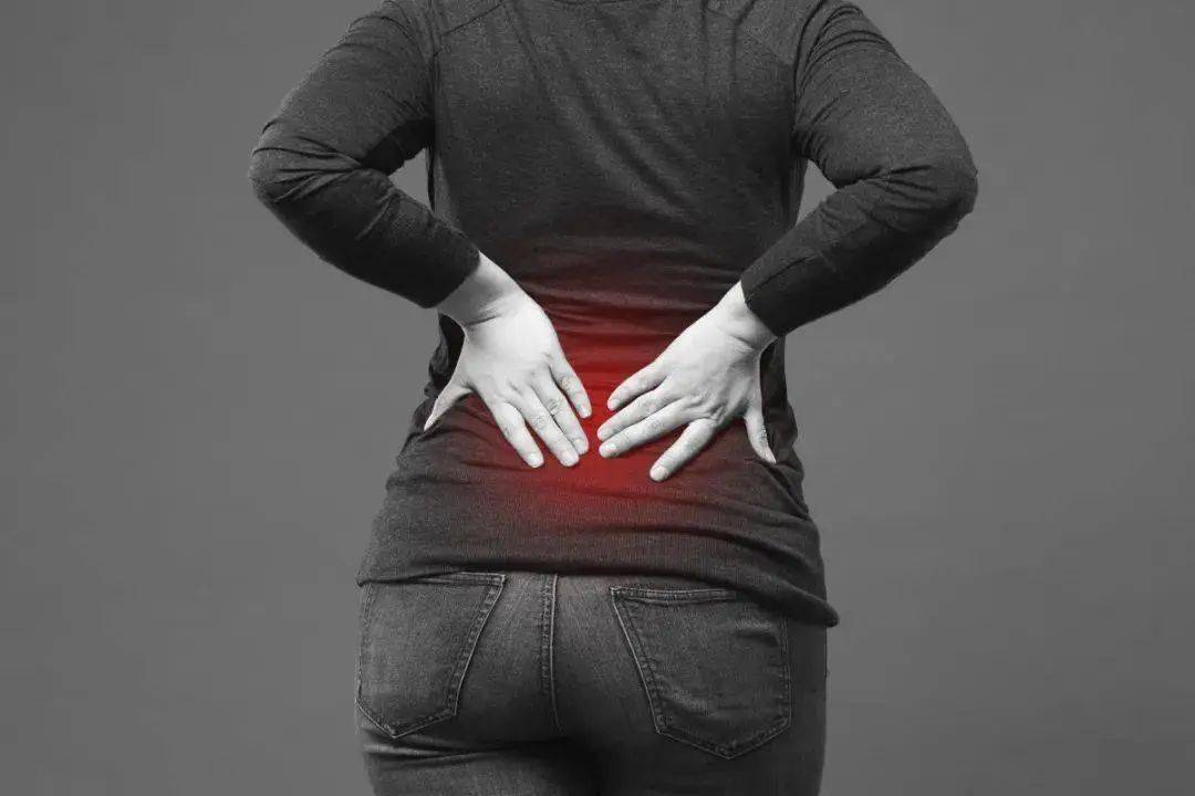 经常觉得后背疼痛?可能是这5种疾病,别不当回事!