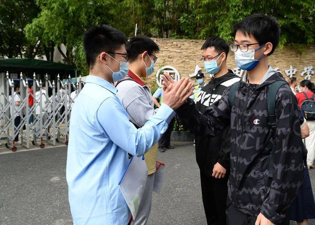 有拥抱,有击掌,还有送诗为同伴打气……"花式送考"考场内,考生们以梦