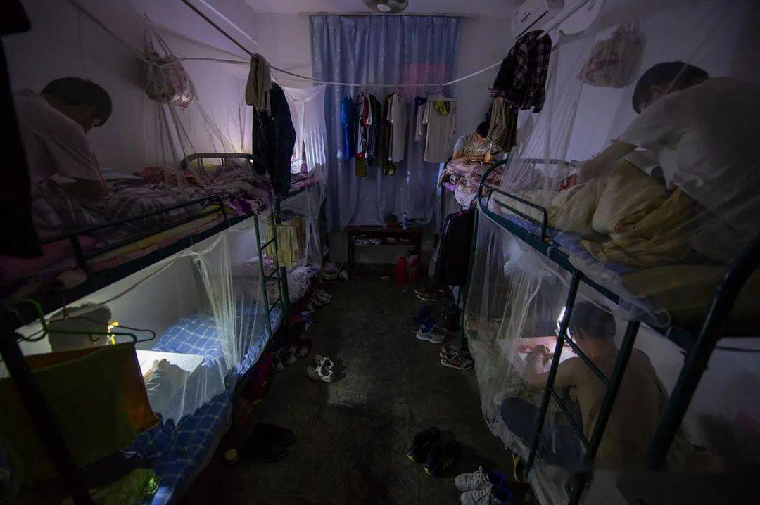 安徽毛坦厂中学周边的出租房里,刚刚下晚自习回到宿舍的考生疲惫不堪