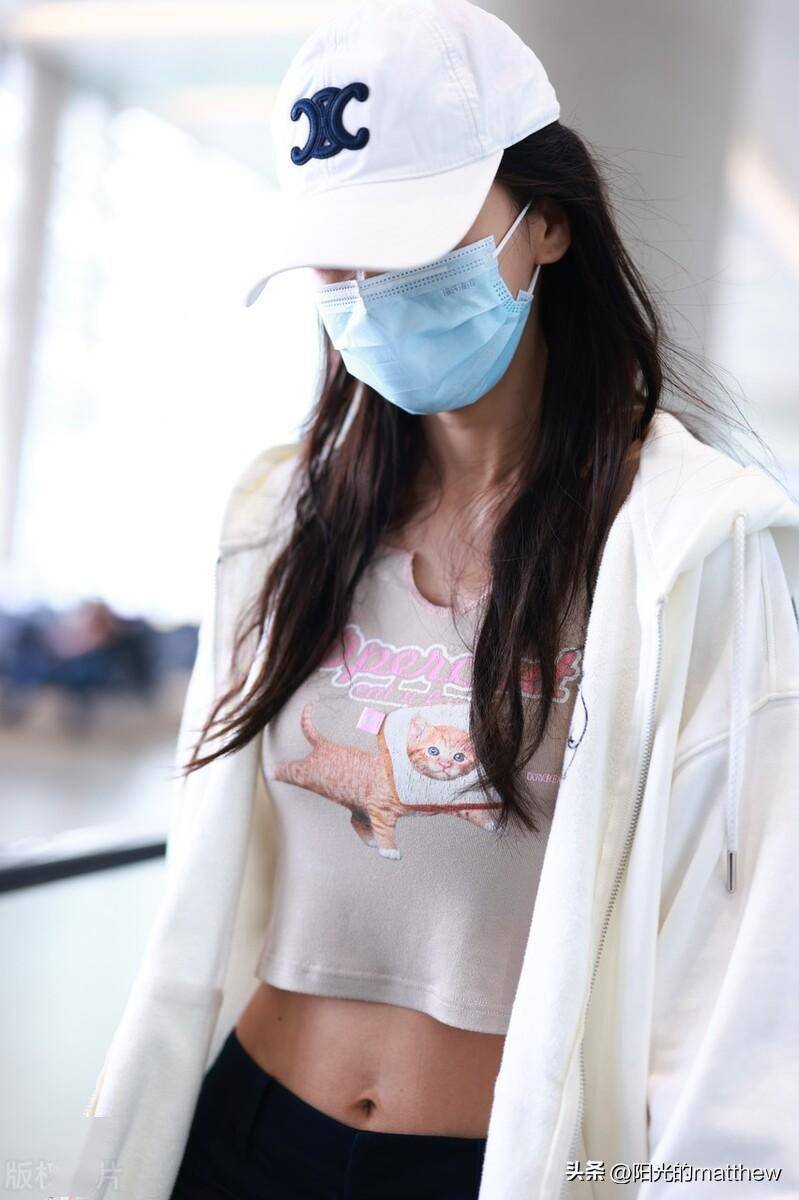 杨颖现身上海机场,露脐背心搭配工装裤时尚酷帅