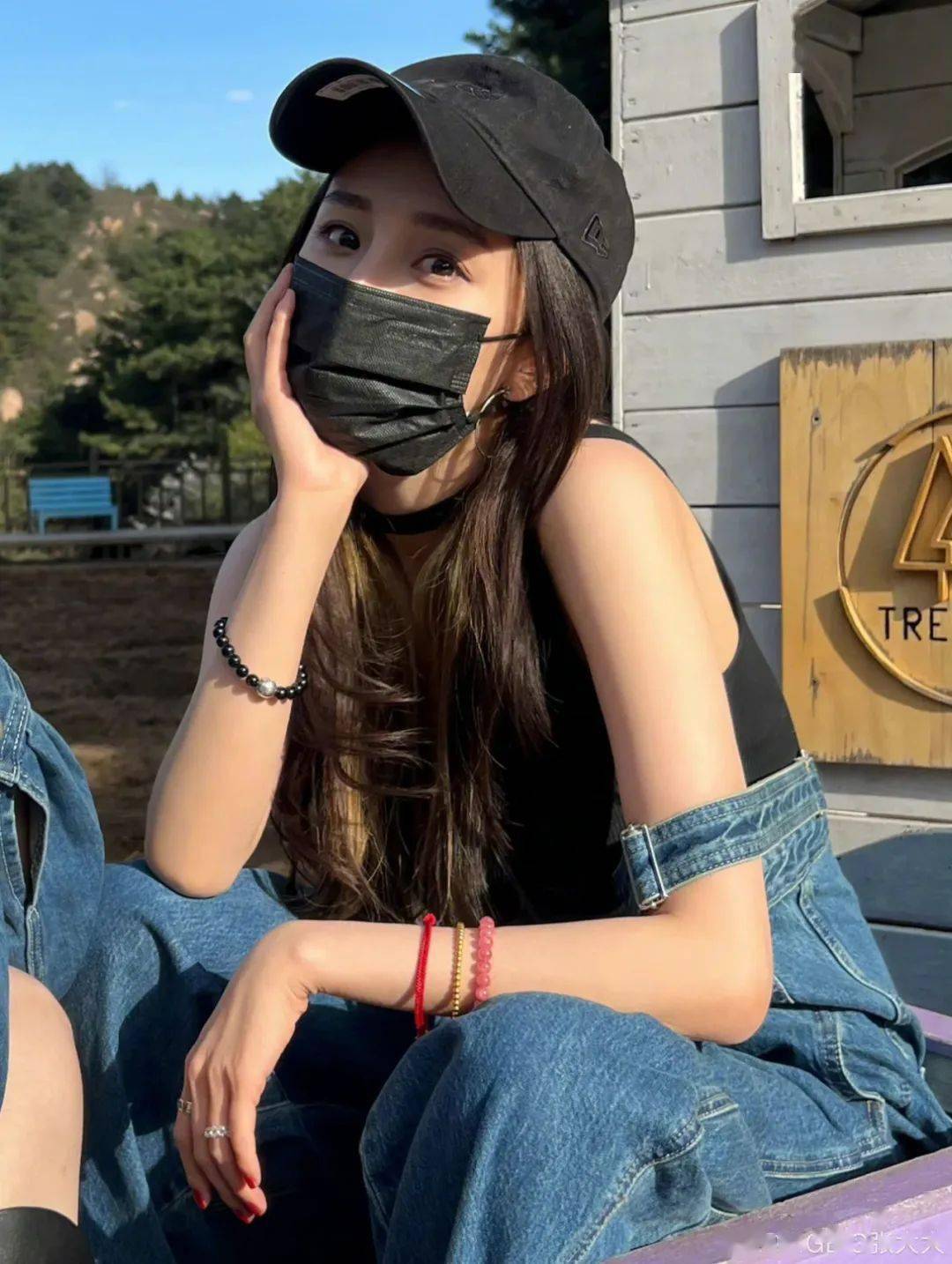 里面的rachel和monica堪称20世纪90年代美式穿搭教科书,牛仔背带裤是