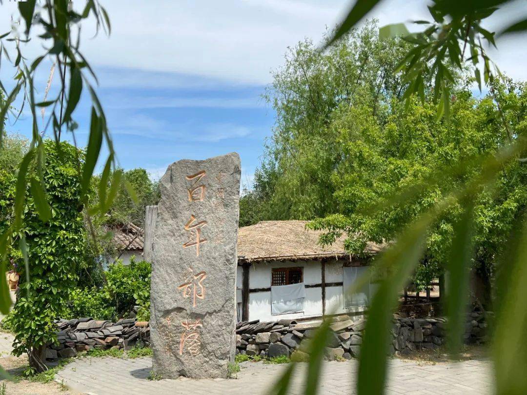 百年部落的夏天山清水秀,满眼绿意,连空气里都透着舒爽的味道.