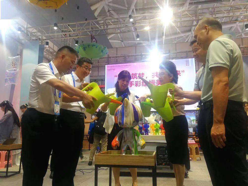 江海鹰(图右),曾永贞(图左)为《客家乡韵》揭幕7日下午,在河源展馆