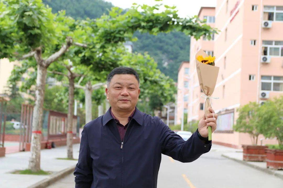 我用暖心陪伴 送你繁花盛开——陕西省柞水中学高三教师暖心送考