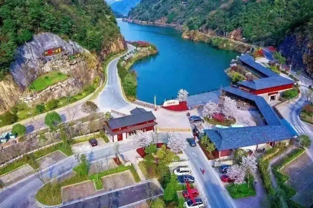 近年来,我县先后开发了3个国家4a级景区(百杖潭,十八涡,舞龙峡),10个