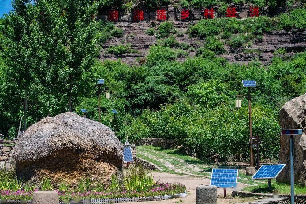 6月8日,游人在黄龙县白马滩镇暖山河畔自驾车房车露营地游览.