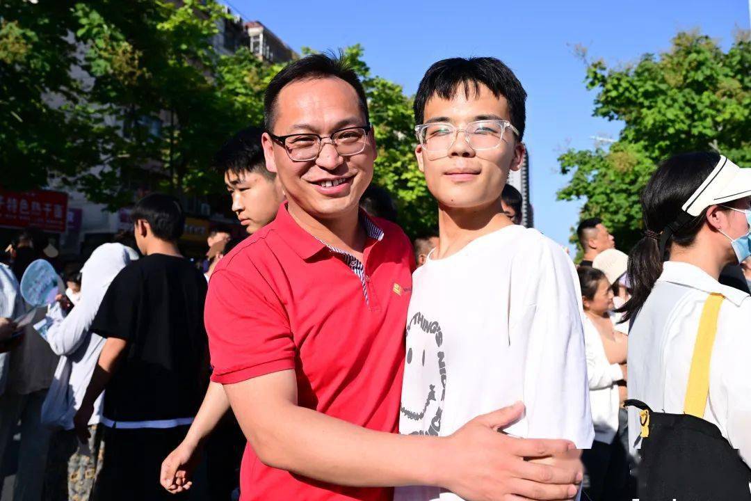 考生家长迎接_濮阳市2023年高考结束_河南高考考场查询