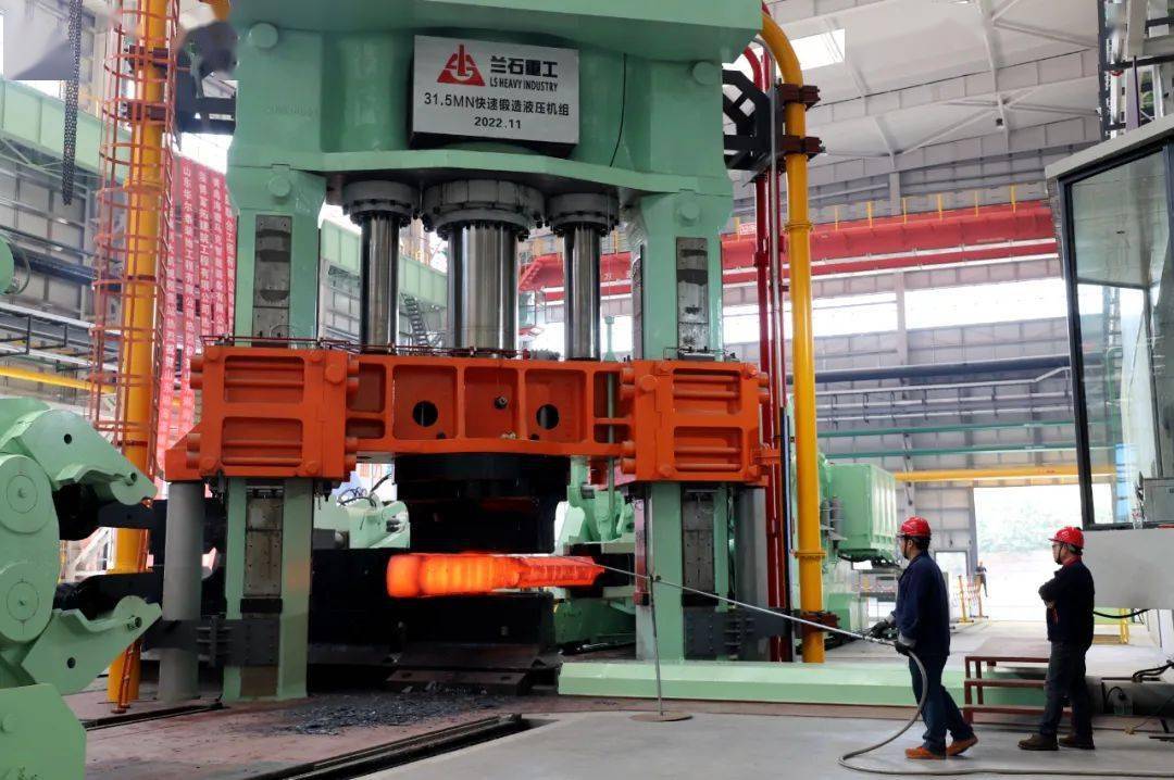 锻造设备高效运转,车间工人精准配合,大型锻造特材在锻压生产线上有序