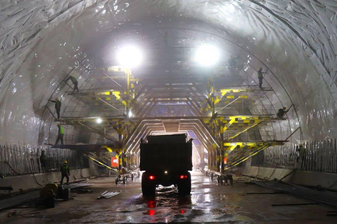 天陇铁路平洛隧道三线