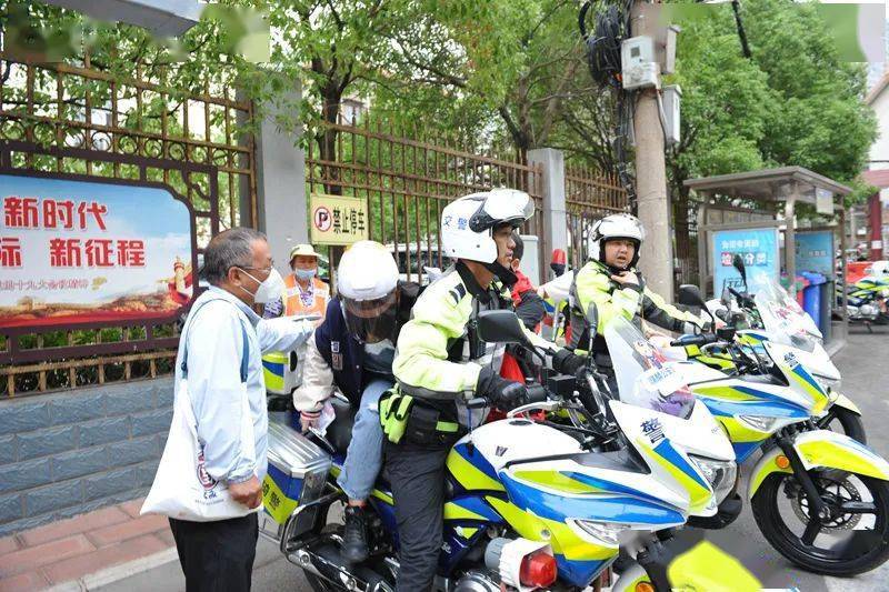 高考结束,曲靖这2名骑警收到考生家长送来的锦旗和鲜花!