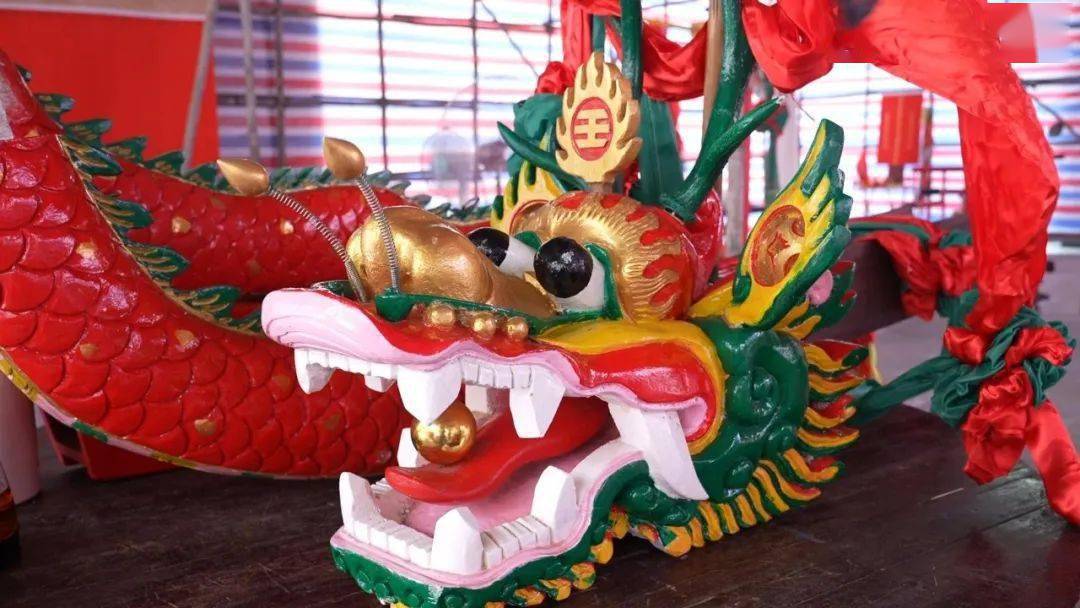 并拥有各自的旌旗和称谓,而华濠龙舟以白须为特点,因此被称为"华濠白