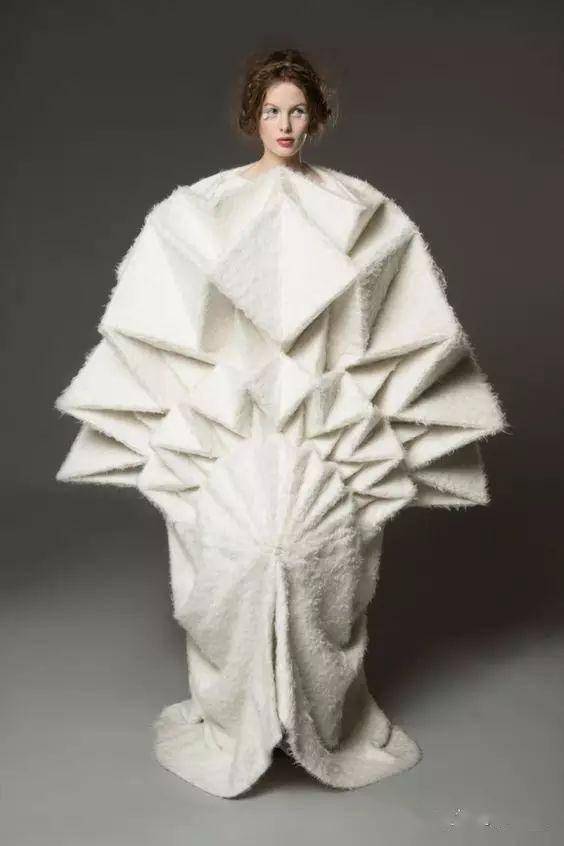 时装上的折纸艺术灵感,精雕细琢的灵魂容不下丝毫浮躁和仓促!